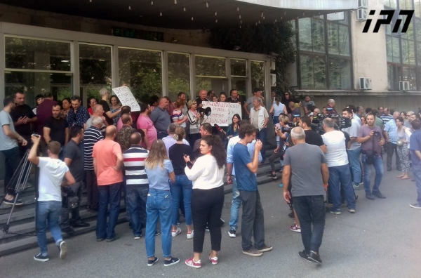 საზოგადოებრივ მაუწყებელთან არხის თანამშრომლების ნაწილი საპროტესტო აქციას მართავს