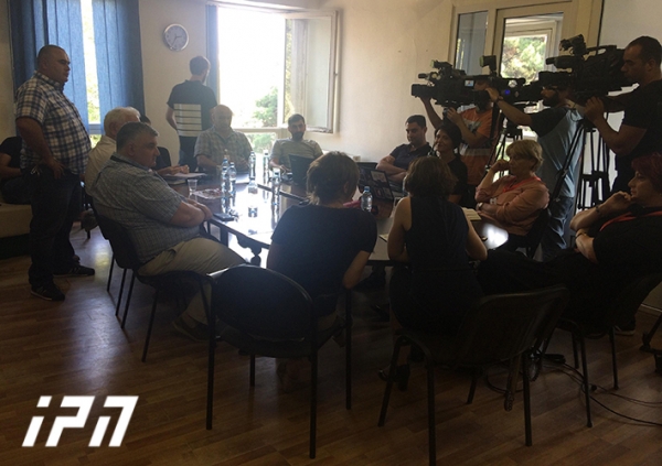 ვასილ მაღლაფერიძის „საზოგადოებრივი მაუწყებლის“ თანამშრომლების ნაწილთან შეხვედრა ხმაურით მიმდინარეობს