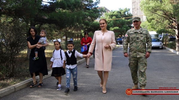 თავდაცვის უწყების ხელმძღვანელებმა ავღანეთში დაღუპული სამხედროების შვილები სკოლაში მიიყვანეს