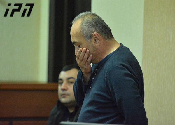 ბარნოვის ქუჩაზე მკვლელობაში ბრალდებულის მტკიცებით, დანა პირველად თამარ გამრეკელაშვილმა მოუქნია, მისი მკვლელობა კი ხელჩართული ჩხუბის დროს ჩაიდინა
