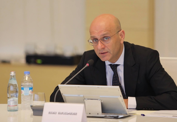 სატვირთო ავტომობილების მძღოლები ფინანსთა მინისტრს ხვდებიან