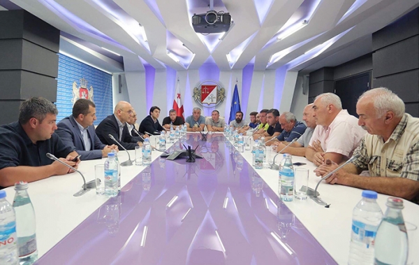 ფინანსთა მინისტრი ტრაილერის მძღოლებს ხორბლის იმპორტთან დაკავშირებული პრობლემის ერთობლივად გადასაჭრელად სამთვიან ვადას სთავაზობს