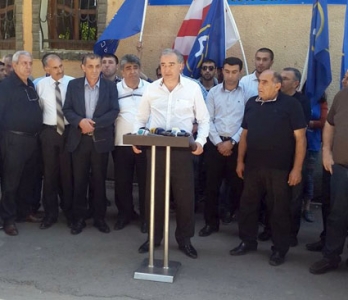 მერაბ თოფჩიშვილი კანდიდატურის მოხსნას არ აპირებს