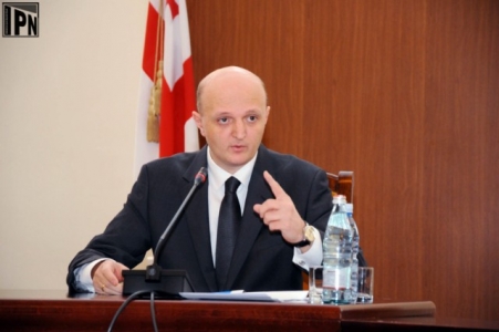 კოტე კუბლაშვილი ფოთში პროკურატურის მიერ მოსამართლის დასაკითხად დაბარებას აპროტესტებს 