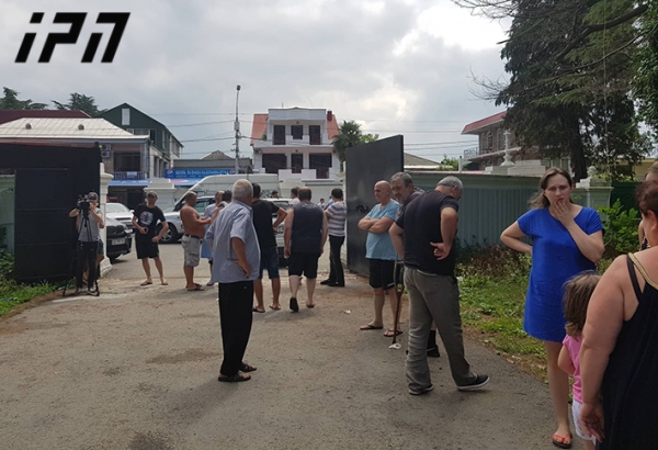 ქობულეთში, აღმაშენებლის ქუჩაზე მოსახლეობა სასტუმროს მშენებლობას აპროტესტებს