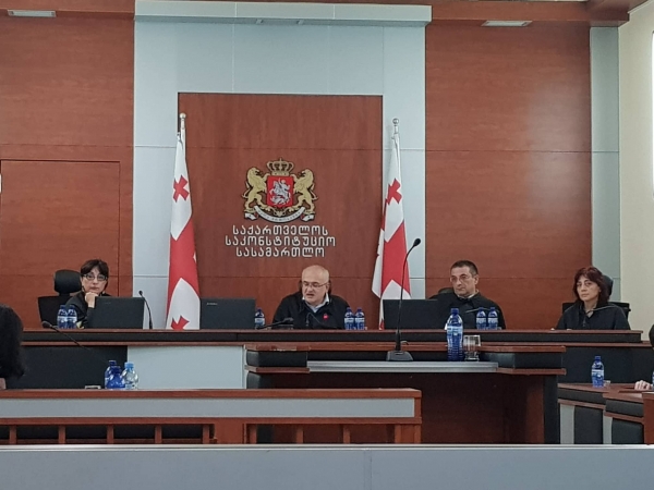 საკონსტიტუციო სასამართლო პარლამენტის წინააღმდეგ საბერძნეთის მოქალაქეების სარჩელს განიხილავს