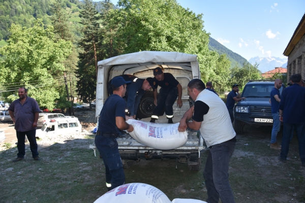 ჭუბერში მოსახლეობას საკვებს და პირველადი მოხმარების ნივთებს ურიგებენ