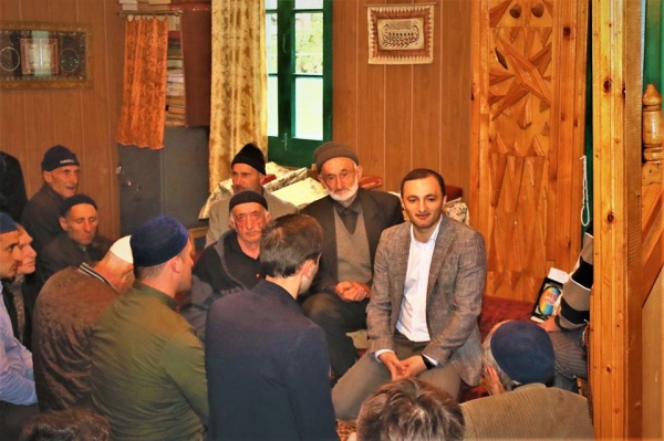 დავით გაბაიძე სოფელ ხიხაძირის ჯამეში რამაზან-ბაირამის ლოცვას დაესწრო