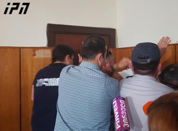 ოპოზიციის მიერ ოზურგეთის საკრებულოს თავმჯდომარის კაბინეტის კარზე ჩაფხუტების მიჭედებას დაპირისპირება მოყვა