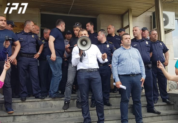 ოზურგეთში მიმდინარე აქციის მონაწილეები საკრებულოს თავმჯდომარის გადადგომას მოითხოვენ