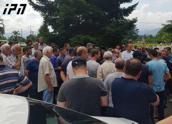 ოზურგეთის მერიასთან „ნაციონალური მოძრაობის" წევრები და სოფელ ნასაკირალის მოსახლეობა საპროტესტო აქციას მართავენ