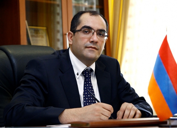 სომხეთის სპორტის მინისტრის მოვალეობის შემსრულებელმა თანამდებობა დატოვა და მომიტინგეებს შეუერთდა