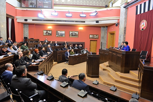 ცვლილებები, რომელიც ფიზიკურ პირზე, მათ შორის ინდმეწარმეზე გაცემული სესხის უზრუნველყოფის საკითხებს არეგულირებს, იურიდიულ საკითხთა კომიტეტმა პირველი მოსმენით განიხილა