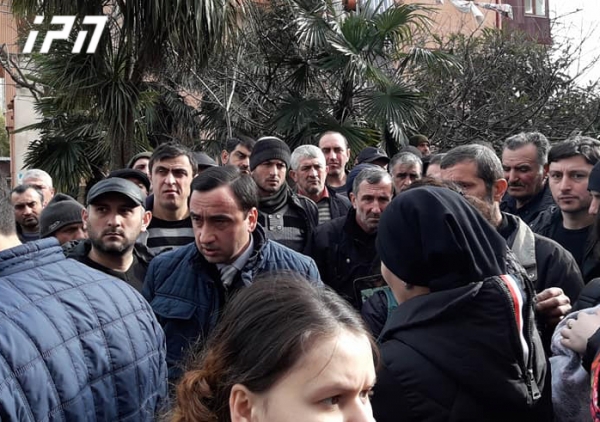 გარდაცვლილი მუშების ახლობლები ბათუმში, სადაზღვეო კომპანია "უნისონთან" აქციას მართავენ