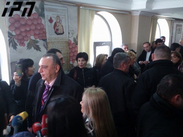 მიხეილ სააკაშვილის მხარდამჭერები პროკურორ ირაკლი ნადარეიშვილს შეძახილებით შეხვდნენ