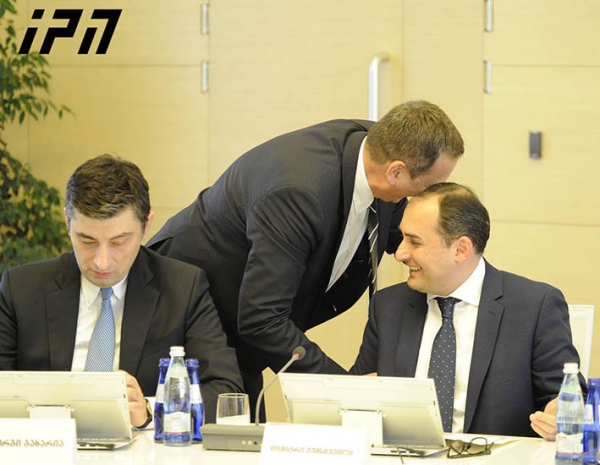 მინისტრები ახალ თანამდებობებზე მუშაობას დღეიდან შეუდგებიან