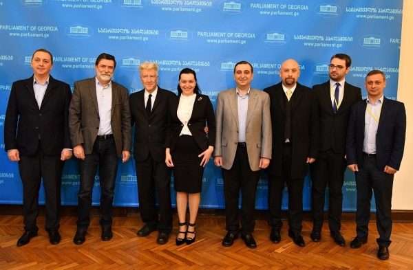 ცნობილი ამერიკელი რეჟისორი დევიდ ლინჩი საქართველოში მისი სახელობის კინოსკოლის ან კინოაკადემიის დაფუძნების ინიციატივით გამოვიდა