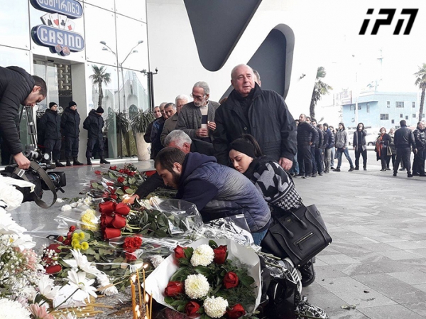 სასტუმრო "ლეოგრანდთან" მოქალაქეები სანთლებით და ყვავილებით მიდიან