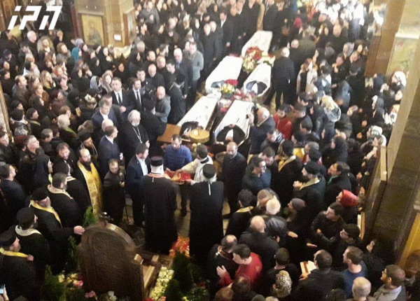 ტაძარში, სადაც ხანძრის შედეგად დაღუპულები არიან დასვენებული, სასტუმრო "ლეოგრანდის" მფლობელი მივიდა და ნათესავებს მიუსამძიმრა