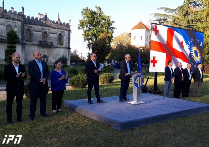 „ქართული ოცნების“ ზუგდიდის მერობის კანდიდატმა პარტიული საარჩევნო სია დადიანების სასახლის ეზოში წარადგინა 