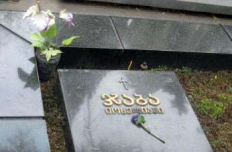 დიდუბის პანთეონში ჯაბა იოსელიანის საფლავი შეურაცხყვეს