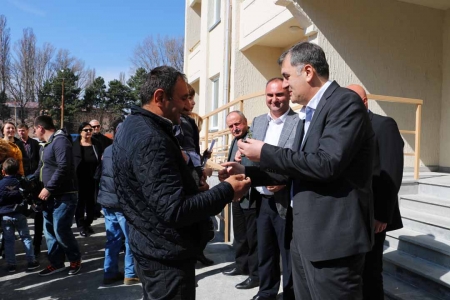 გორში, ნგრევად შენობებში მცხოვრებ დევნილ ოჯახებს ახალი ბინები გადაეცათ