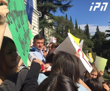 „აუდიტორია 115“-ის წევრი ფინანსთა მინისტრს - ბატონო ნოდარ, თქვენ რომ უნივერსიტეტიდან გაგიშვეს, ჩვენ დაგეხმარეთ, ახალა თქვენ დაგვიდექით გვერდში