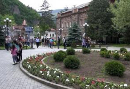 ბორჯომში სანაპიროს სკვერის რეაბილიტაციის სამუშაოები რამდენიმე დღეში დასრულდება