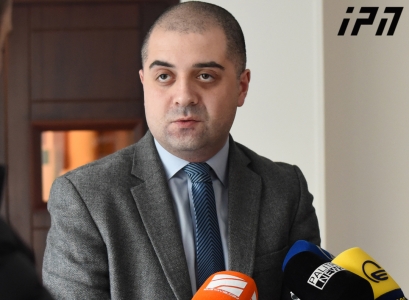  ე.წ. კორტების საქმის პროკურორი დაცვის მხარეს საქმის განხილვის შეგნებულად გაჭიანურებაში ადანაშაულებს