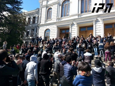 ”აუდიტორია 115”-ის წევრი - თსუ-ს მიერ გავრცელებულ ვიდეოში ჩანს, როგორ სცემა ერთი ადამიანი თვითმმართველობის ოცამდე წევრმა