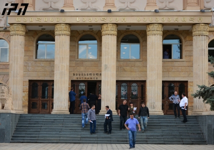 მსახიობ დავით როსტომაშვილზე თავდასხმაში ერთ-ერთი ბრალდებულის დედა მოითხოვს, რომ ყაჩაღობის მუხლი ცემის მუხლით შეიცვალოს