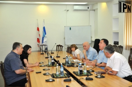 "ქრისტიან-დემოკრატები" მე-8 საავადმყოფოს მედპერსონალის დასაქმებას მოითხოვენ 