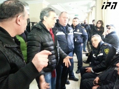 ვაზაგაშვილის ახლობლები მოითხოვენ, რომ აღმკვეთი ღონისძიების გამოცხადებაზე ჭირისუფლებს დარბაზში შესვლის საშუალება მიეცეთ