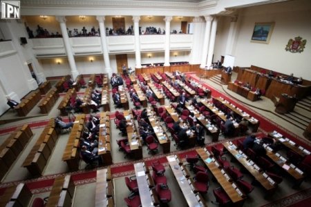 დეპუტატებმა წუთიერი დუმილით ლუიზა შაკიაშვილის ხსოვნას პატივი მიაგეს 