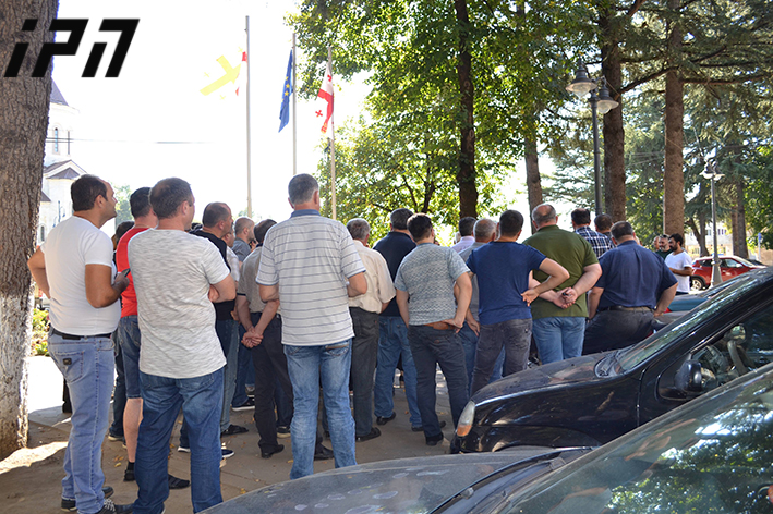 ზესტაფონში  შიმშილობის აქციის პარალელურად,  მერის მხარდამჭერი აქცია მიმდინარეობს
