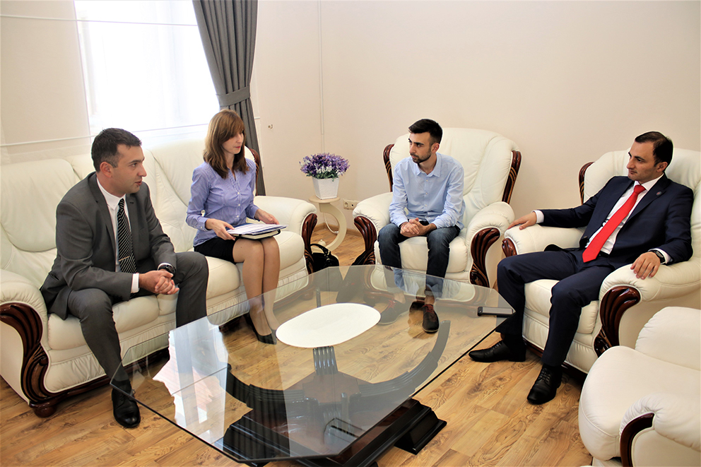 ფინანსთა სამინისტროს აკადემიის წარმომადგენლებმა დავით გაბაიძეს კვლევის შედეგები გააცნეს