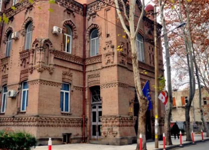 გარკვეულ შემთხვევებში, განათლების სამინისტრო უფლებამოსილი ხდება, საჯარო სკოლას მისცეს წერილობითი გაფრთხილება და/ან სამეურვეო საბჭოს სკოლის დირექტორის ვადაზე ადრე გათავისუფლებით მიმართოს