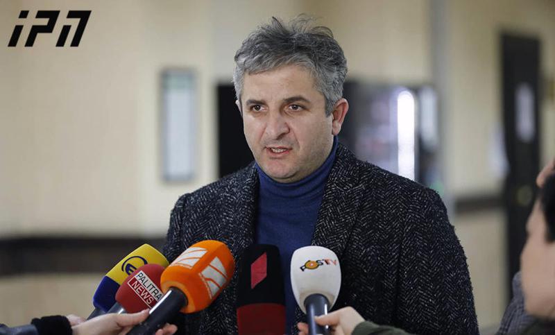 律师说，前拳击手和商人乔治·坎德拉基因非法生产酒精的指控被逮捕，他不认罪。