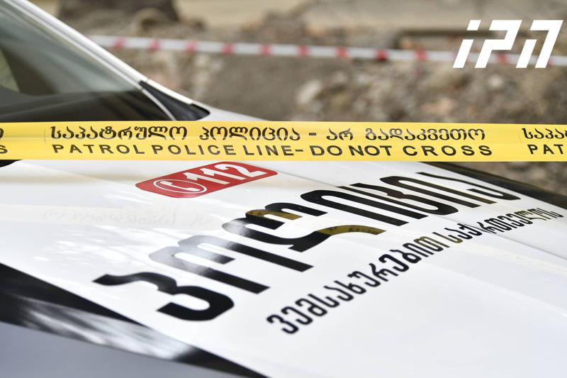 在Gonio，靠近海岸线，一座正在建设中的多层建筑的支撑结构倒塌，造成一人受伤。