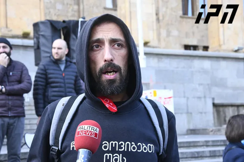 გიგა მაქარაშვილის განცხადებით, პოლიციის თანამშრომლები პარლამენტთან, სადაც დღეს აქცია უნდა გაიმართოს, სცენის დადგმის უფლებას არ აძლევენ