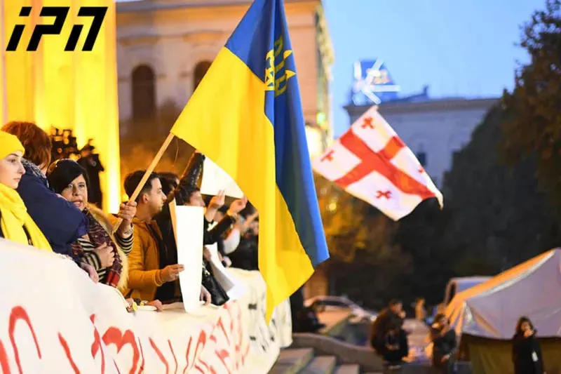 Protests resume in front of Parliament