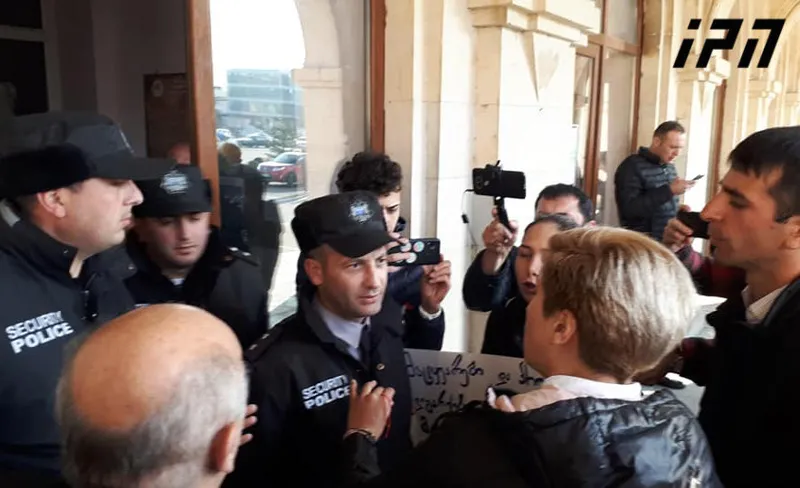გორში, მაჟორიტარი დეპუტატის, იოსებ მაკრახიძის ბიუროსთან, პოლიციელებსა და „ნაცმოძრაობის“ ახალგაზრდული ფრთის წარმომადგენლებს შორის შეხლა-შემოხლა მოხდა