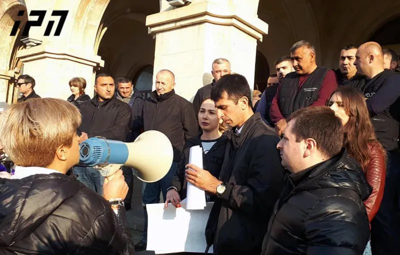 აქციის მონაწილეები გორში, პარლამენტის მაჟორიტარი დეპუტატის იოსებ მაკრახიძის ბიუროში შესვლას ცდილობენ
