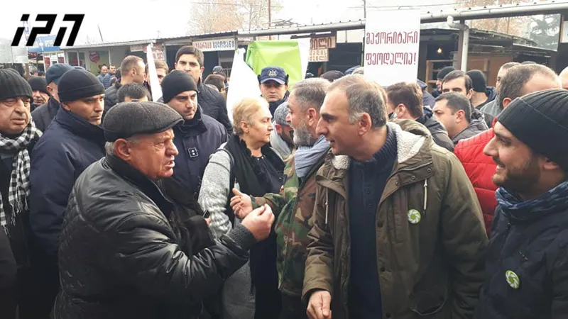 გორის აგრარული ბაზრის ტერიტორიაზე, სადაც „სამოქალაქო მოძრაობის“ წევრები აქციას მართავენ, ფიზიკური დაპირისპირება მოხდა