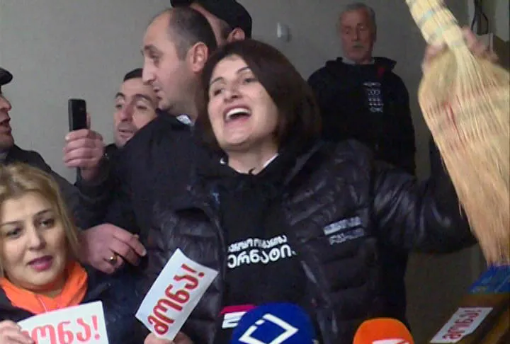 ხულოში ანზორ ბოლქვაძის მაჟორიტარულ ოფისთან მისულ აქციის მონაწილეებს „ქართული ოცნების“ მხარდამჭერები ცოცხებით დახვდნენ
