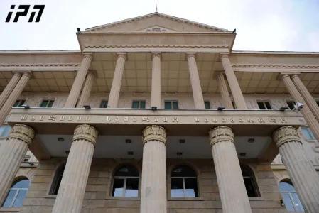 法院对在10月4日抗议活动中被逮捕  的另外十名个人实施拘留。