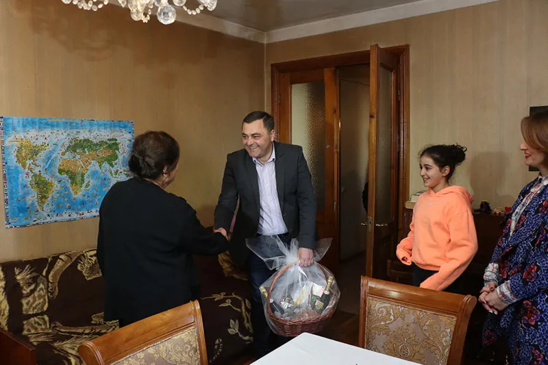 რუსთავის მერმა სხვადასხვა პროფესიის ღვაწლმოსილ რუსთაველებს, დამდეგი შობა-ახალი წელი მიულოცა