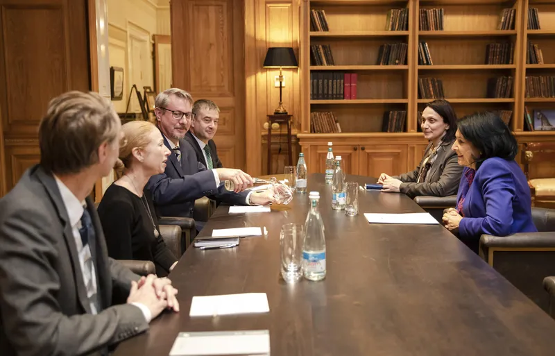President meets ambassadors to find ways to resume dialogue with political opponents