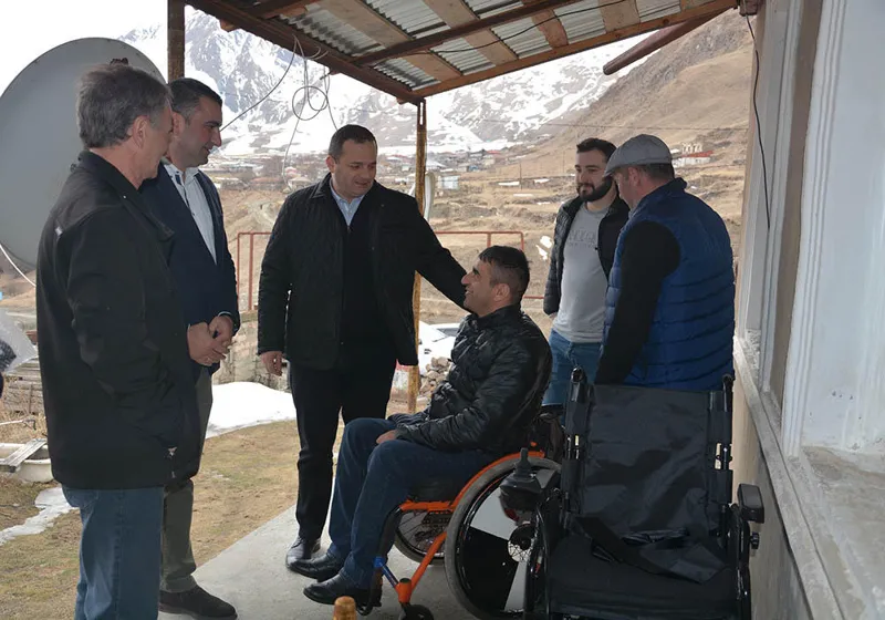 ყაზბეგის მუნიციპალიტეტში მცხოვრებ განსაკუთრებული საჭიროებების მქონე მოქალაქეებს სამედიცინო ელექტროსავარძლები გადაეცათ