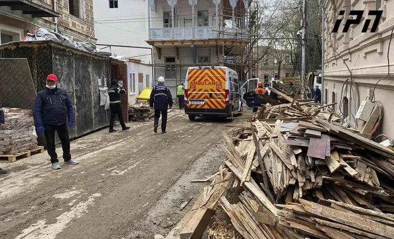 При демонтаже аварийного здания на улице Лермонтова под завалы попали трое рабочих